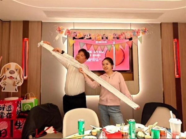盛鹏配资 山西一对新人花2万多元在海底捞办婚礼宴请140名亲友，账单打了两米长