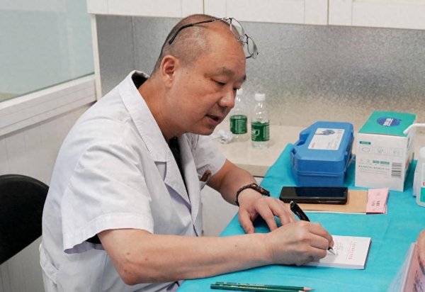 龙坤投资 眼睑和耳垂出现这些变化请注意，你可能胆固醇偏高了